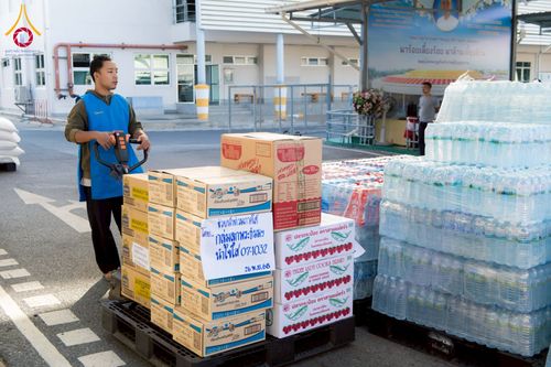 ภาพ No.273632:วันที่ 27 พฤศจิกายน พ.ศ. 2568 คณะศิษยานุศิษย์วัดพระธรรมกาย มูลนิธิธรรมกาย มอบอาหารและสิ่งของความช่วยเหลือให้พี่น้องชาวใต้ ผู้ประสบอุทกภัยน้ำท่วม