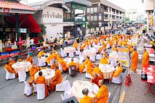 ภาพ No.180245:พิธีทำบุญตักบาตร ข้าวสารอาหารแห้ง แด่คณะสงฆ์ 99 รูป เนื่องในวันพ่อแห่งชาติ ปีที่ 50 ณ ศูนย์การค้าตลาดรังสิต ซ.รังสิต-ปทุมธานี 5 วันที่ 5 ธันวาคม พ.ศ. 2567