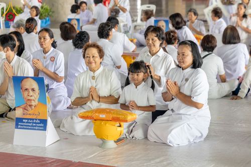 ภาพ No.62687:พิธีขอขมามอบผ้าไตร ในโครงการอุปสมบทหมู่ บูชาธรรมหลวงพ่อธัมมชโย พ.ศ.2567  โครงการอุปสมบทหมู่ธรรมทายาท ระดับอุดมศึกษา รุ่นที่51 (ภาคฤดูร้อน) โครงการบวชพระนานาชาติ AEC และ WAB รุ่นผู้บริหาร(รุ่นที่2) ณ ลานธรรม พระมหาธรรมกายเจดีย์ วันที่ 13 เมษายน พ.ศ. 2567