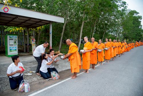 ภาพ No.217893:วันศุกร์ที่ 11 เมษายน พ.ศ. 2568 พระและสามเณร 99 รูป จากศูนย์ปฏิบัติธรรมระยอง(บ้านช่องลม) บิณฑบาต ณ ทุ่งปอเทือง ต.บางบุตร อ.บ้านค่าย จ.ระยอง เพื่อเป็นการฝึกสามเณรภาคฤดูร้อน ผ่านกิจวัตรบิณฑบาตในพื้นที่ชุมชน