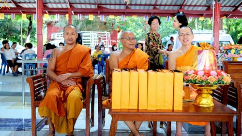 ภาพ No.260525:วันที่ 19 ตุลาคม พ.ศ. 2568 พิธีทอดกฐินสามัคคีทั่วไทย 30,000 วัด โดยคณะศิษยานุศิษย์ บูชาธรรม 81 ปี หลวงพ่อธัมมชโย ณ วัดละมุด อ.นครชัยศรี จ.นครปฐม