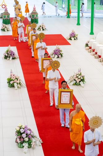 ภาพ No.230893:วันอังคารที่ 1 กรกฎาคม พ.ศ. 2568 ผู้ว่าราชการจังหวัดปทุมธานี เป็นประธานพิธีต้อนรับ สัญญาบัตร พัดยศ พระครูสัญญาบัตรสายต่างประเทศ วัดพระธรรมกาย ประจำปี พ.ศ. 2568 จำนวน 19 รูป