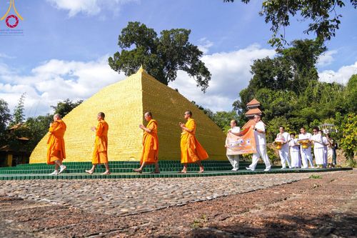 ภาพ No.98189:พิธีทอดกฐินสมทบวัดกัลยาณมิตร วัดป่าพระทัมเทพวง สปป.ลาว หลวงปู่สุวันคำ จันทสาโร วันที่ 23 พฤศจิกายน พ.ศ. 2566