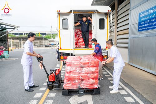 ภาพ No.159353:วัดพระธรรมกาย มูลนิธิธรรมกาย คณะศิษยานุศิษย์ฯ มอบถุงยังชีพ ข้าวสารอาหารแห้ง สมทบศูนย์รับบริจาคช่วยเหลือ ผู้ประสบภัยภาคเหนือ จังหวัดปทุมธานี มอบชุดอาหารปรุงสุกใหม่ ส่งแรงใจแก่เจ้าหน้าที่ผู้ปฏิบัติงาน และจิตอาสา วันที่ 27 กันยายน พ.ศ. 2567