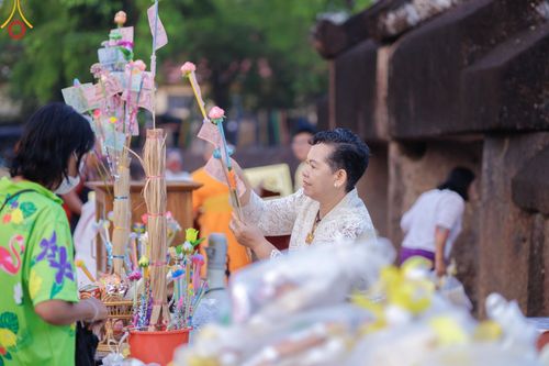 ภาพ No.58648:พิธีตักบาตรพระ ๑,๐๐๐ รูป สมโภชครบรอบ ๘๐๐ ปี พระบรมธาตุเมืองเชลียง ณ วัดพระศรีรัตนมหาธาตุ ราชวรวิหาร  (วัดพระปรางค์) ต.ศรีสัชนาลัย  อ.ศรีสัชนาลัย จ.สุโขทัย วันพฤหัสบดีที่ ๒๕ เมษายน พ.ศ. ๒๕๖๗