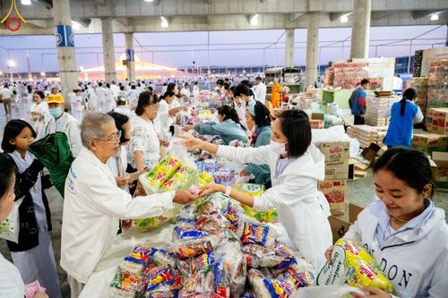 ภาพ No.187699:พิธีตักบาตรฉลองพระใหม่ ต้อนรับพุทธศักราช 2568 ณ ลานธรรมพระมหาธรรมกายเจดีย์ วัดพระธรรมกาย จ.ปทุมธานี วันที่ 1 มกราคม พ.ศ. 2568