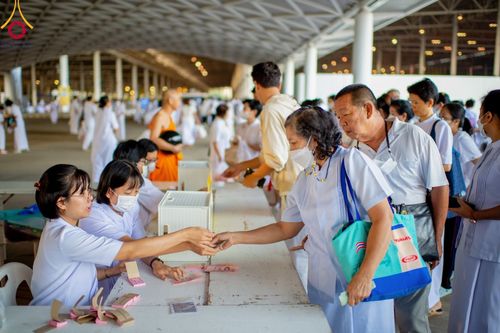 ภาพ No.92068:พิธีตักบาตร ในวันทอดกฐินสามัคคี ประจำปีพุทธศักราช 2566 วันอาทิตย์ต้นเดือนที่ 5 พฤศจิกายน พ.ศ. 2566 ณ สภาธรรมกายสากล วัดพระธรรมกาย จ.ปทุมธานี