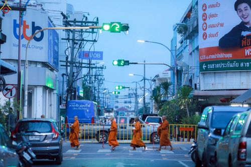 ภาพ No.236885:วันอาทิตย์ที่ 10 สิงหาคม พ.ศ. 2568 มหาสังฆทานครั้งยิ่งใหญ่ ตักบาตรพระ 10,000 รูป ถ.นิพัทธ์อุทิศ 3 ใจกลางนครหาดใหญ่ จ.สงขลา