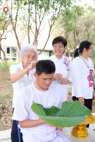 ภาพ No.277885:พิธีตัดปอยผมและปลงผมนาคธรรมทายาท พิธีขอขมาผู้ปกครอง ณ ศูนย์อบรมเยาวชนนครปฐม จ.นครปฐม และพิธีมอบบาตร ผ้าไตร นาคธรรมทายาท พิธีบรรพชา อุปสมบทหมู่ ณ วัดลาดหญ้าไทร จ.นครปฐม