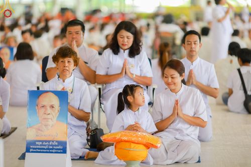 ภาพ No.133863:พิธีขอขมามอบผ้าไตร โครงการบรรพชาสามเณร ศูนย์อบรมวัดพระธรรมกาย ณ วัดพระธรรมกาย วันเสาร์ที่ 6 เมษายน พ.ศ. 2567