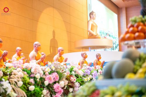 ภาพ No.134000:พิธีบูชาข้าวพระ  ในวันอาทิตย์ต้นเดือนที่ 7 เมษายน พ.ศ. 2567 ณ วัดพระธรรมกาย จ.ปทุมธานี