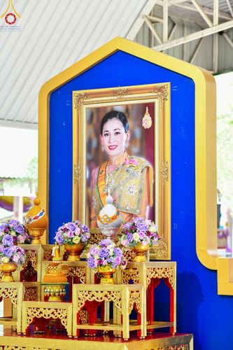 ภาพ No.138918:กิจกรรมเฉลิมพระเกียรติ สมเด็จพระนางเจ้าฯ พระบรมราชินี เนื่องในโอกาสวันเฉลิมพระชนมพรรษา พิธีเจริญพระพุทธมนต์ , ทำบุญตักบาตรพระสงฆ์ ถวายพระราชกุศล , พิธีถวายเครื่องราชสักการะ , และพิธีจุดเทียนถวายพระพรชัยมงคล วันที่ 3 มิถุนายน พ.ศ. 2567 ณ อาคารโถงช้าง วัดพ