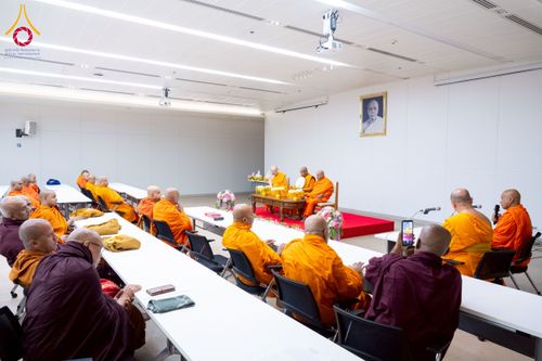 ภาพ No.222994:วันที่ 24 เมษายน พ.ศ. 2568 หลวงพ่อทัตตชีโวต้อนรับคณะสงฆ์ศรีลังกา ณ อาคาร 100 ปี คุณยายมหารัตนอุบาสิกาจันทร์ ขนนกยูง วัดพระธรรมกาย