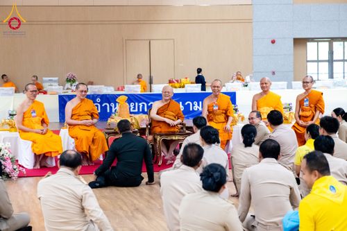 ภาพ No.208917:พระบาทสมเด็จพระเจ้าอยู่หัว ทรงมีพระราชศรัทธาทรงพระกรุณาโปรดเกล้าฯ ให้บำเพ็ญพระราชกุศลถวายภัตตาหารพระราชทาน การสอบบาลีสนามหลวง ณ วัดพระธรรมกาย ย อ.คลองหลวง จ.ปทุมธานี วันที่ 23-24 กุมภาพันธ์ พ.ศ. 2568