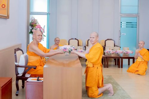 ภาพ No.246324:วันที่ 8 กันยายน พ.ศ. 2568 พระครูปลัดรัตนวีรวัฒน์ (รังสฤษดิ์ อิทฺธิจินฺตโก) เจ้าอาวาสวัดพระธรรมกาย เป็นประธานมอบพระบรมสารีริกธาตุ แก่ศูนย์ส่งเสริมศีลธรรมภายในประเทศ และวัดสาขาต่างประเทศ จำนวน 8 แห่ง