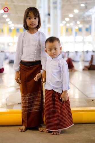 ภาพ No.143632:พิธีถวายผ้าไตร, สวดธรรมจักร, ปฏิบัติธรรม และฟังแสดงพระธรรมเทศนา ภาษาเมียนมา โดยมีสาธุชนชาวเมียนมากว่า 4,000 คน เข้าร่วมพิธี ณ มหารัตนวิหารคด วัดพระธรรมกาย วันอาทิตย์ที่ 7 กรกฎาคม พ.ศ. 2567