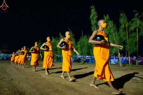 ภาพ No.118422:พิธีตักบาตรพระธรรมยาตรา ปีที่ 12 ณ อนุสรณ์สถานลำดับที่ 5 สถานที่เผยแผ่วิชชาธรรมกายครั้งแรก อนุสรณ์สถานบางปลา จ.นครปฐม วันที่ 25 มกราคม พ.ศ. 2567
