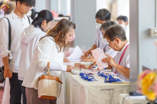 ภาพ No.190254:พิธีเจริญพระพุทธมนต์ ปฏิบัติธรรม มอบทุนการศึกษา ถวายสังฆทาน 141 วัด เพื่อถวายเป็นพุทธบูชา และขับเคลื่อนโครงการหมู่บ้านรักษาศีล 5 โดยคณะสงฆ์จังหวัดสุพรรณบุรี คณะศิษยานุศิษย์วัดพระธรรมกาย โครงการธรรมยาตรา ปีที่ 13 ณ ศูนย์ปฏิบัติธรรมพระมงคลเทพมุนี