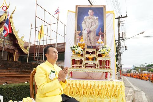 ภาพ No.146198:ตักบาตรพระ 1,384 รูป ทำบุญเมืองฝางครบรอบ 1,383 ปี ถวายเป็นพระราชกุศลแด่พระบาทสมเด็จพระเจ้าอยู่หัว เนื่องในโอกาสพระราชพิธีมหามงคล เฉลิมพระชนมพรรษา 6 รอบ 72 พรรษา วันเสาร์ที่ 27 กรกฎาคม พ.ศ.2567  ณ ถนนหน้าที่ว่าการอำเภอฝาง จ.เชียงใหม่