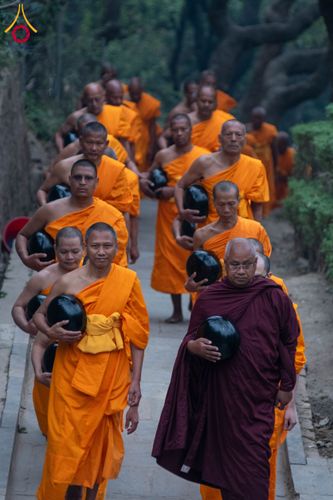 ภาพ No.132493:สามเณรเนปาล บิณฑบาต ย่านทาเมล เมืองกาฐมาณฑุ และเมืองปาฏัน ในโครงการบรรพชา 1,250 รูป ประเทศเนปาล วันที่ 20 มีนาคม พ.ศ. 2567