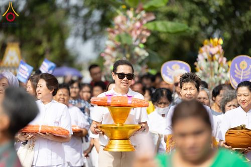 ภาพ No.175665:พิธีทอดกฐิน วัดตะเคียนทอง จ.สุพรรณบุรี ในโครงการกฐินสามัคคีทั่วไทย 30,000 วัด บูชาธรรม 80 ปี หลวงพ่อธัมมชโย โดยคณะศิษยานุศิษย์วัดพระธรรมกาย วันที่ 9 พฤศจิกายน พ.ศ. 2567