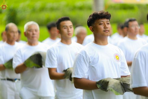 ภาพ No.102721:พิธีตัดปอยผม และปลงผมธรรมทายาท ชาวอินโดนีเซียกว่า 1,000 คน ณ มหาเจดีย์บุโรพุทโธ ประเทศอินโดนีเซีย อบรมระหว่างวันที่ 16-28 ธันวาคม พ.ศ. 2566