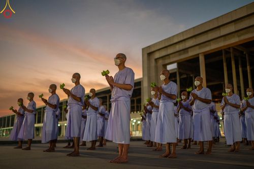 ภาพ No.101379:พิธีเวียนประทักษิณ, พิธีวันทาเจดีย์, พิธีขอขมาและมอบผ้าไตร ในโครงการอุปสมบทหมู่ รุ่นบูชาธรรมมหาปูชนียาจารย์ ณ วัดพระธรรมกาย ในวันที่ 9 ธันวาคม พ.ศ. 2566