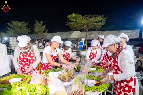 ภาพ No.195840:พิธีถวายภัตตาหารเป็นสังฆทาน แด่พระธรรมยาตรา ณ วัดโบสถ์(บน) ตำบลบางคูเวียง อำเภอบางกรวย จังหวัดนนทบุรี ในโครงการธรรมยาตรา กตัญญูบูชา มหาปูชนียาจารย์ พระมงคลเทพมุนี(สด จนฺทสโร) พระผู้ปราบมาร อนุสรณ์สถาน 7 แห่ง ปีที่ 13 วันที่ 16 มกราคม พ.ศ. 2568