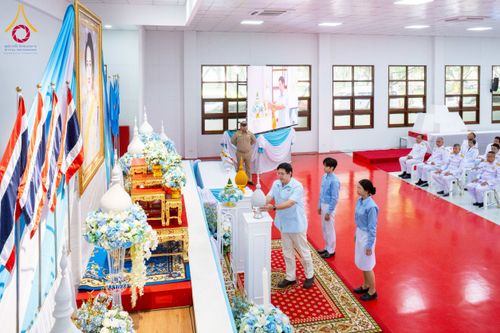 ภาพ No.237686:พิธีถวายเครื่องราชสักการะและวางพานพุ่ม และพิธีจุดเทียนถวายพระพรชัยมงคล เนื่องในโอกาสวันเฉลิมพระชนมพรรษา สมเด็จพระนางเจ้าสิริกิติ์ พระบรมราชินีนาถ พระบรมราชชนนีพันปีหลวง วันอังคารที่ 12 สิงหาคม พ.ศ. 2568  ณ อาคารปลูกศรัทธา 2 วัดพระธรรมกาย
