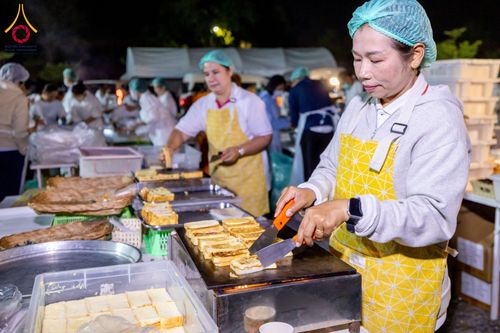 ภาพ No.196873:พิธีถวายภัตตาหารเป็นสังฆทาน แด่พระธรรมยาตรา ณ วัดโบสถ์(บน) ตำบลบางคูเวียง อำเภอบางกรวย จังหวัดนนทบุรี ในโครงการธรรมยาตรา กตัญญูบูชา มหาปูชนียาจารย์ พระมงคลเทพมุนี(สด จนฺทสโร) พระผู้ปราบมาร อนุสรณ์สถาน 7 แห่ง ปีที่ 13 วันที่ 18 มกราคม พ.ศ. 2568
