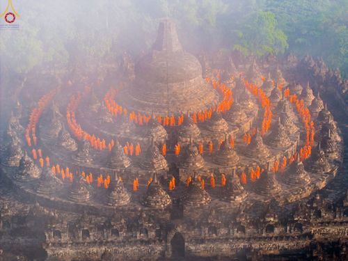 ภาพ No.105117:สามเณรธรรมทายาทชาวอินโดนีเซียกว่า 1,000 รูป นั่งสมาธิ และเวียนประทักษิณ ณ มหาเจดีย์บุโรพุทโธ ประเทศอินโดนีเซีย ในวันที่ 26 ธันวาคม พ.ศ. 2566