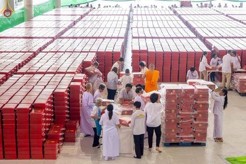 ภาพ No.214290:วันที่ 29 มีนาคม พ.ศ.2568 กิจกรรมใส่ถุงซิปกล่องไทยธรรม เพื่อรักษาความประณีตของกล่องไทยธรรม ในทุกสภาพอากาศ ณ บ้านแก้วเรือนทองคุณยาย วัดพระธรรมกาย