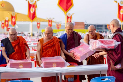 ภาพ No.225012:วันที่ 20 - 27 เมษายน พ.ศ. 2568 "ภาพแห่งความปลื้มที่ไม่มีวันจบ" คณะสงฆ์สามเณร เจ้าหน้าที่ และสาธุชน ร่วมแรงร่วมใจกันเตรียมงานและเก็บงาน เพื่อวันคุ้มครองโลก พิธีถวายมหาสังฆทานคณะสงฆ์ 40,000 กว่าวัดทั่วประเทศ