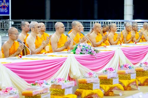 ภาพ No.188470:พิธีถวายภัตตาหารเป็นสังฆทาน แด่พระธรรมยาตรา ในโครงการธรรมยาตรา กตัญญูบูชา มหาปูชนียาจารย์ พระมงคลเทพมุนี(สด จนฺทสโร) พระผู้ปราบมาร อนุสรณ์สถาน 7 แห่ง ปีที่ 13 ณ สภาธรรมกายสากล วัดพระธรรมกาย วันที่ 3 มกราคม พ.ศ. 2568