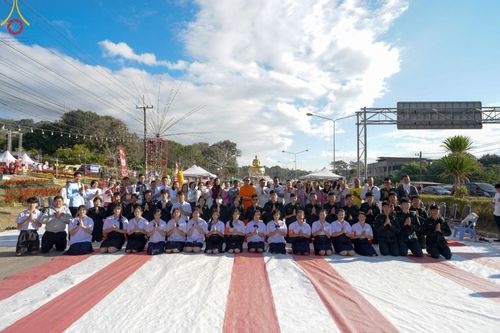 ภาพ No.187105:พิธีตักบาตรพระ ๕๐๐ รูป "สร้างบุญใหญ่ ส่งท้ายปีเก่า ต้อนรับปีใหม่ ๒๕๖๘" วันเสาร์ที่ ๒๘ ธันวาคม พ.ศ. ๒๕๖๗ ณ ถนนหน้าที่ว่าการอำเภอภูเรือ จังหวัดเลย