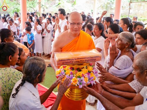 ภาพ No.97498:วัดพระธรรมกาย ร่วมบุญกฐินศรีลังกา ณ วัดศรีเอลวาร่า วรดานารามายะ  มาตาเล ศรีลังกา เชื่อมสัมพันธไมตรี สร้างสามัคคีสงฆ์ โดยมีพระครูสมุห์สนิทวงศ์ วุฑฺฒิวํโส, ดร.  เป็นผู้แทนวัดพระธรรมกาย ถวายกฐินในครั้งนี้ วันที่ 19 พฤศจิกายน พ.ศ. 2566