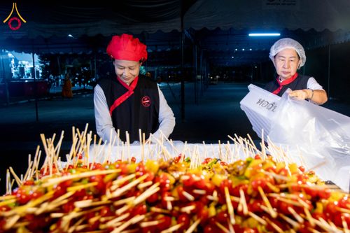 ภาพ No.288215:วันที่ 5 มกราคม พ.ศ. 2569 พิธีถวายภัตตาหารเป็นสังฆทาน แด่พระธรรมยาตรา ในโครงการธรรมยาตรา กตัญญูบูชา มหาปูชนียาจารย์ พระมงคลเทพมุนี(สด จนฺทสโร) พระผู้ปราบมาร อนุสรณ์สถาน 7 แห่ง ปีที่ 14 ณ อนุสรณ์สถานมหาวิหารพระมงคลเทพมุนี (โลตัสแลนด์) อ.สองพี่น้อง จ.สุพรร