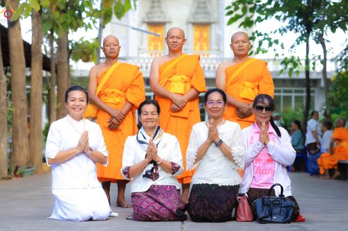 ภาพ No.280476:วันที่ 4 ธันวาคม พ.ศ. 2568 พิธีอุปสมบทหมู่ ในโครงการบวชบูชาธรรมมหาปูชนียาจารย์ 4 วัด ในจังหวัดบุรีรัมย์