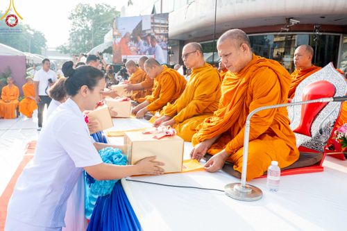 ภาพ No.343169:วันอาทิตย์ที่ 16 สิงหาคม พ.ศ.2569 พิธีตักบาตรพระ 10,000 รูป นานาชาติ ปีที่ 23 คณะสงฆ์ 4 ประเทศ 14 จังหวัดภาคใต้ น้อมถวายเป็นพุทธบูชา ทำบุญเพื่อแม่- พ่อ ณ ถนนนิพัทธ์อุทิศ 3 อ.หาดใหญ่ จ.สงขลา