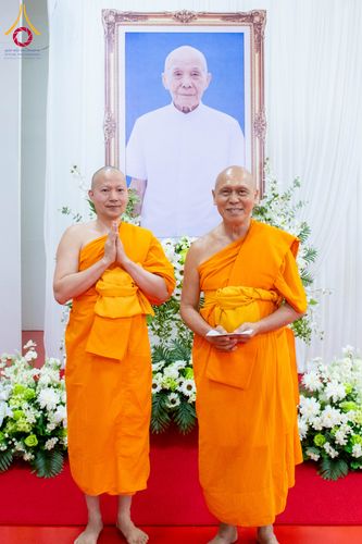 ภาพ No.314415:วันพฤหัสบดีที่ 19 มีนาคม พ.ศ. 2569 พิธีบำเพ็ญกุศล คุณพ่อณรงค์ จินตมากุล โยมบิดา พระครูปลัดรัตนวีรวัฒน์ (รังสฤษดิ์ อิทฺธิจินตโก) ที่ปรึกษาเจ้าคณะจังหวัดปทุมธานี เจ้าอาวาสวัดพระธรรมกาย  ณ ห้องปลูกศรัทธา 2 วัดพระธรรมกาย ปทุมธานี