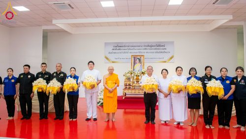 ภาพ No.327563:วันศุกร์ที่ 1 พฤษภาคม พ.ศ. 2569 รวมใจพสกนิกรชาวอำเภอคลองหลวง ประดิษฐ์ดอกไม้จันทน์ เพื่อใช้ในพิธีถวายดอกไม้จันทน์ในงานพระราชพิธีถวายพระเพลิงพระบรมศพ สมเด็จพระนางเจ้าสิริกิติ์ พระบรมราชินีนาถ พระบรมราชชนนีพันปีหลวง ณ วัดพระธรรมกาย