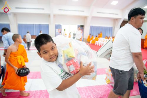 ภาพ No.321905:วันที่ 12 เมษายน พ.ศ.2569 ตักบาตรสงกรานต์ฉลองสามเณรใหม่  ณ ศูนย์ปฏิบัติธรรมระยอง(บ้านช่องลม)