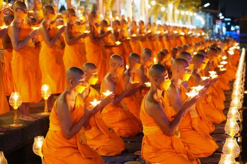 ภาพ No.73500:พิธีจุดประทีปถวายเป็นพุทธบูชา และบูชาธรรมมหาปูชนียาจารย์ ในโครงการธรรมยาตรากตัญญูบูชา มหาปูชนียาจารย์ พระมงคลเทพมุนี(สด จนฺทสโร) พระผู้ปราบมาร ปีที่ 11 ณ อนุสรณ์สถานลำดับที่ 4 สถานที่เกิดด้วยกายธรรม วัดโบสถ์ (บน) บางคูเวียง อ.บางกรวย จ.นนทบุรี วันที่ 21 