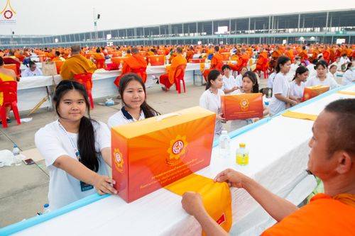 ภาพ No.324746:วันที่ 22 เมษายน พ.ศ.2569 (วันคุ้มครองโลก) บรรยากาศสาธุชน ในงานถวายมหาสังฆทาน 40,000 กว่าวัดทั่วประเทศ ณ ลานธรรม วัดพระธรรมกาย