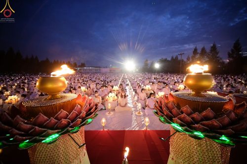 ภาพ No.70285:พิธีจุดประทีปถวายเป็นพุทธบูชา และบูชาธรรมมหาปูชนียาจารย์ ในโครงการธรรมยาตรากตัญญูบูชา มหาปูชนียาจารย์ พระมงคลเทพมุนี(สด จนฺทสโร) พระผู้ปราบมาร ปีที่ 11 ณ อนุสรณ์สถานลำดับที่ 2 สถานที่ตั้งมโนปณิธานบวชตลอดชีวิต อนุสรณ์สถานคลองบางนางแท่น อ.สามพราน จ.นครปฐม 