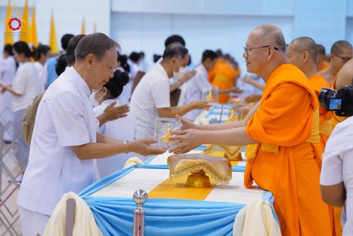 ภาพ No.338093:วันอาทิตย์ต้นเดือน 5 กรกฎาคม พ.ศ.2569 สัมมนาพิเศษ พิธีมอบพระของขวัญ ณ ห้องแก้วสารพัด1 วัดพระธรรมกาย