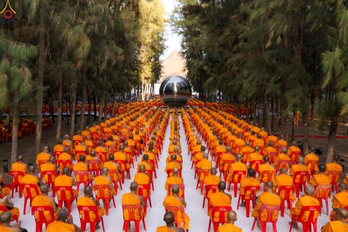 ภาพ No.289295:วันที่ 7 มกราคม พ.ศ. 2569 พิธีตักบาตรพระธรรมยาตรา ณ อนุสรณ์สถานลำดับที่ 1 สถานที่เกิดด้วยรูปกายเนื้อ อนุสรณ์สถานมหาวิหารพระมงคลเทพมุนี (โลตัสแลนด์) อ.สองพี่น้อง จ.สุพรรณบุรี ในโครงการธรรมยาตรา กตัญญูบูชา มหาปูชนียาจารย์ พระมงคลเทพมุนี(สด จนฺทสโร) พระผู้ป