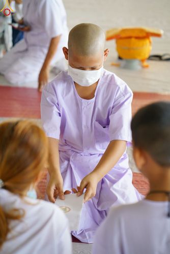 ภาพ No.79371:พิธีขอขมา มอบบาตรและผ้าไตร ในโครงการบรรพชาสามเณรฟื้นฟูพระพุทธศาสนาทั่วไทย โครงการอบรมยุวธรรมทายาท มัชฌิมธรรมทายาท และธรรมทายาทรุ่นอุดมศึกษา ณ สภาธรรมกายสากล วัดพระธรรมกาย วันเสาร์ที่ 1 เมษายน พ.ศ. 2566