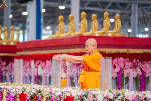 ภาพ No.79022:พิธีวางแผ่นจารึกชื่อ และพิธีวางพวงมาลัยสักการะพระบรมพุทธเจ้า ณ สภาธรรมกายสากล วัดพระธรรมกาย วันที่ 2 เมษายน พ.ศ. 2566