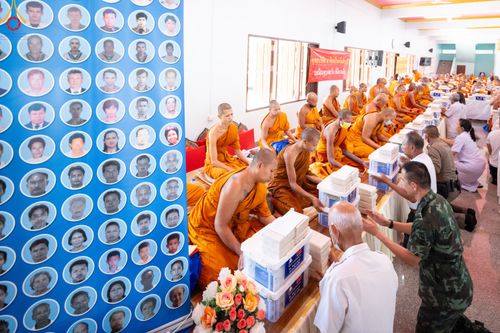 ภาพ No.83199:พิธีถวายสังฆทาน 323 วัด 4 จังหวัดชายแดนภาคใต้ ปีที่ 19 ครั้งที่ 163 พิธีมอบกองทุนหนุนแรงใจช่วยครูใต้ ปีที่ 16 ครั้งที่ 128  และพิธีทำบุญอุทิศส่วนกุศลให้ผู้วายชนม์ ในวันเสาร์ที่ 8 กรกฎาคม พ.ศ. 2566 ณ หอประชุม อาคารพระสุทธิสมณวัตรานุสรณ์   วัดมุจลินทวาปีวิ